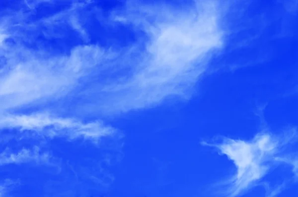 Летнее голубое небо с белыми облаками — стоковое фото