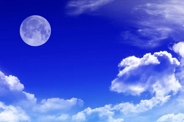 Himmel med moln och måne — Stockfoto