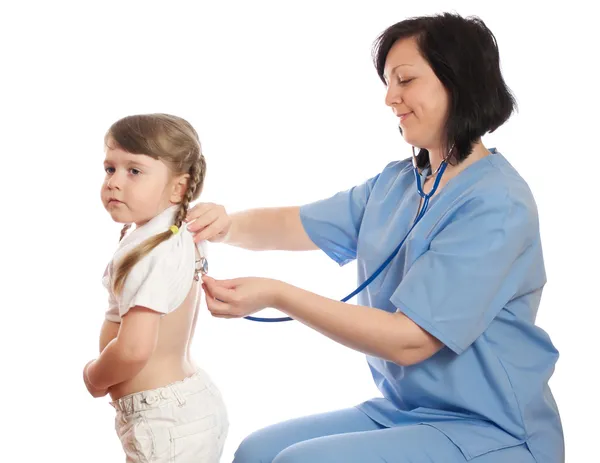 Lékař poslouchá stetoskop dívka — Stock fotografie