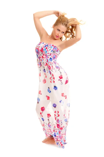 Mladá žena v letní šaty — Stock fotografie