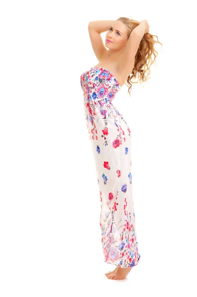 Ung kvinna i solklänning — Stockfoto