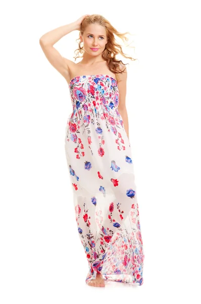 Jovem mulher em um vestido de verão — Fotografia de Stock