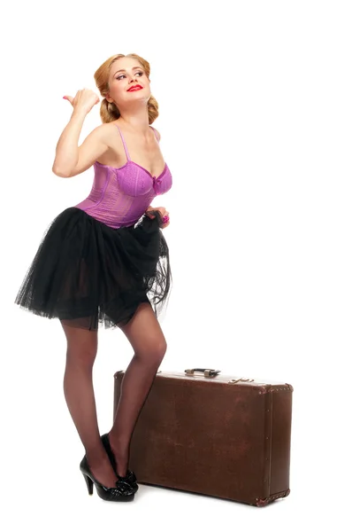 Красивая женщина с чемоданом — стоковое фото
