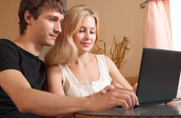 Νεαρό ζευγάρι με φορητό υπολογιστή — Φωτογραφία Αρχείου