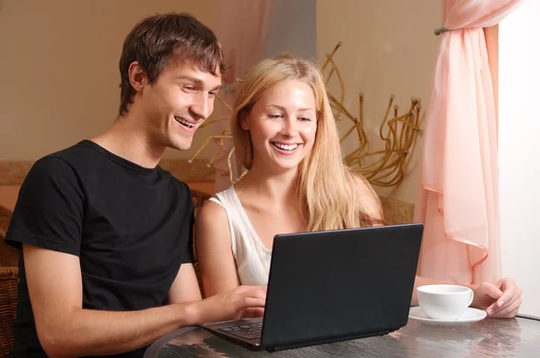 有笔记本电脑的年轻夫妇 — 图库照片
