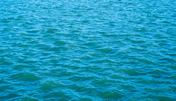 Olas sobre agua azul — Foto de Stock