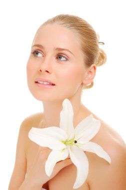 Genç, gülümseyen kadın