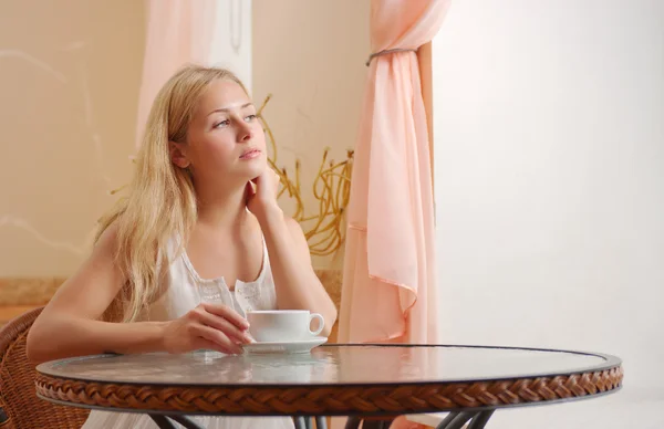 Junge Frau im Café — Stockfoto