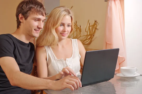 有笔记本电脑的年轻夫妇 — 图库照片