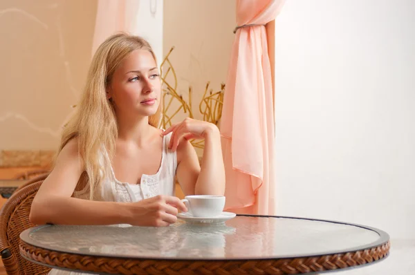Mujer joven en la cafetería — Foto de Stock