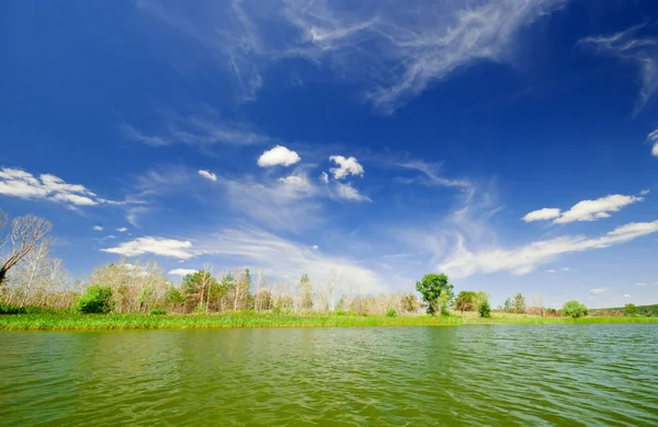 天空下湖畔 — 图库照片