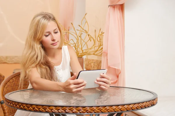 Young woman with tablet PC — Stock Photo, Image