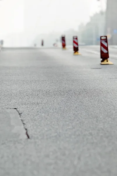 Una imagen de precauciones en carretera de asfalto —  Fotos de Stock