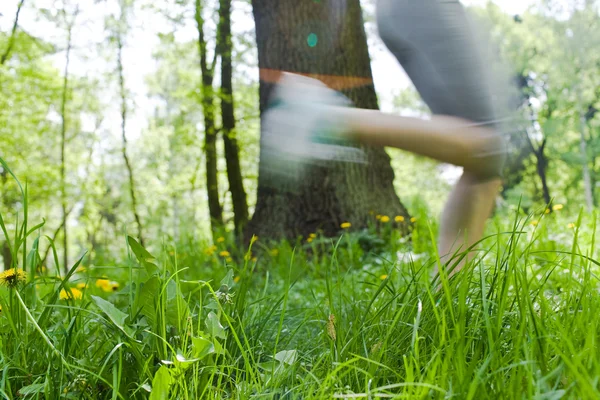 Mulher correndo ao ar livre no parque - borrão de movimento — Fotografia de Stock