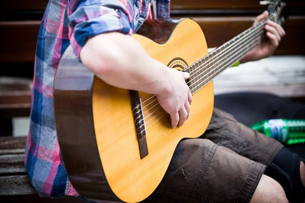 Musisi bermain gitar di jalan kota — Stok Foto