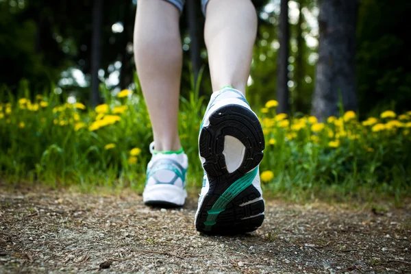 Frau läuft Langlauf und Loipen im Frühlingswald — Stockfoto