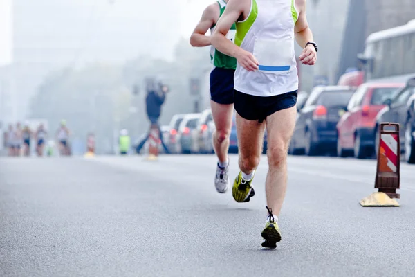 Correr en maratón de la ciudad Fotos de stock libres de derechos
