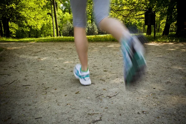 Жінка, що бігає на відкритому повітрі в парку - розмивання руху — стокове фото