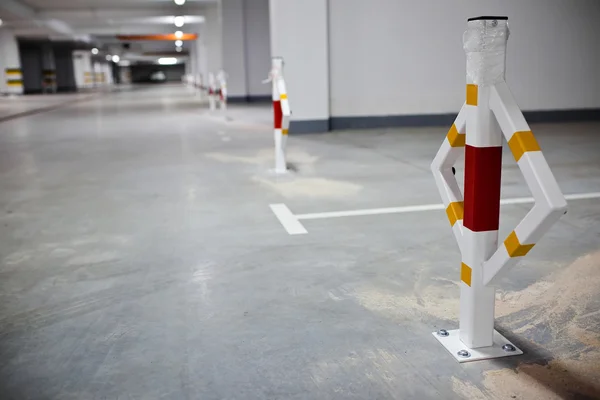 駐車場、車なしの地下のインテリア — ストック写真
