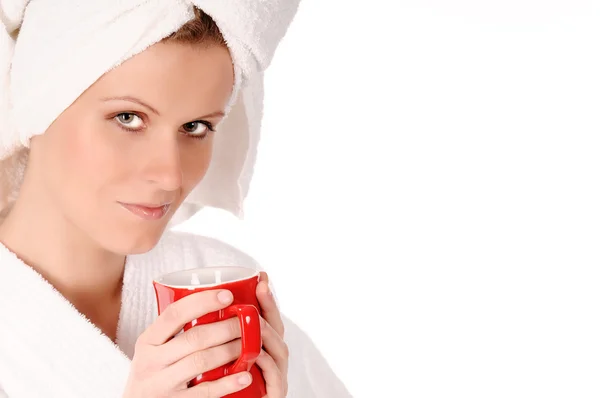 Vacker kvinna dricker kaffe eller te — Stockfoto