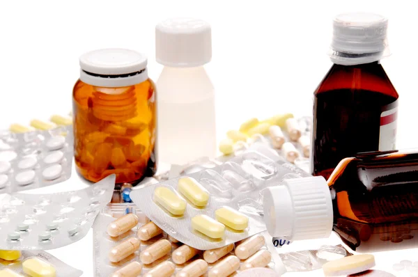 Diversi tipi di farmaci su sfondo bianco — Foto Stock