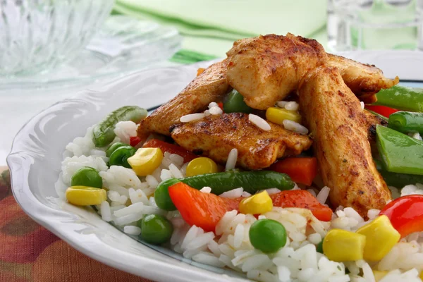 Κοτόπουλο με ρύζι και λαχανικά — Φωτογραφία Αρχείου