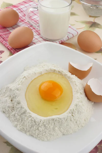 Αυγό και αλεύρι — Φωτογραφία Αρχείου