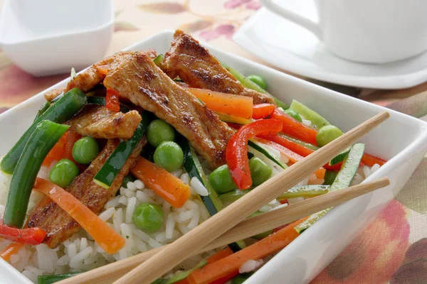 Domuz eti ve sebze ile pirinç — Stok fotoğraf