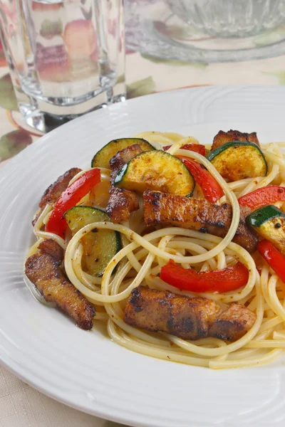Pasta med kött, paprika och zucchini — Stockfoto