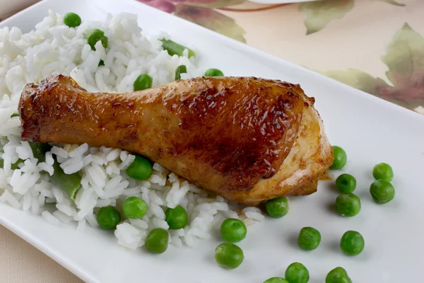 Smažené kuřecí stehno s rýží — Stock fotografie