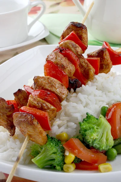 Chicken skewers, rice and vegetables — Stock Photo, Image