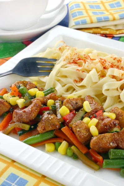 Macarrão com frango e legumes — Fotografia de Stock
