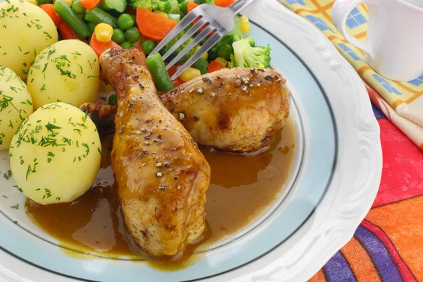 Piernas de pollo con verduras —  Fotos de Stock