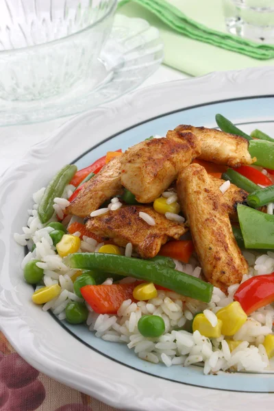 Курица с рисом и овощами — стоковое фото