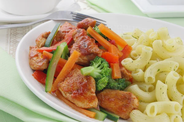 Ζυμαρικά με κοτόπουλο και λαχανικά — Φωτογραφία Αρχείου