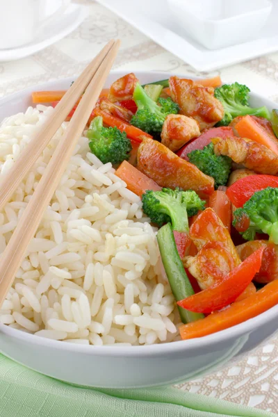 Rýže s kuřetem a zeleninou — Stock fotografie