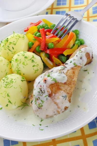 Hühnerkeulen mit Gemüse — Stockfoto