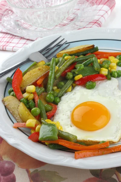 Jajko sadzone z warzywami — Zdjęcie stockowe