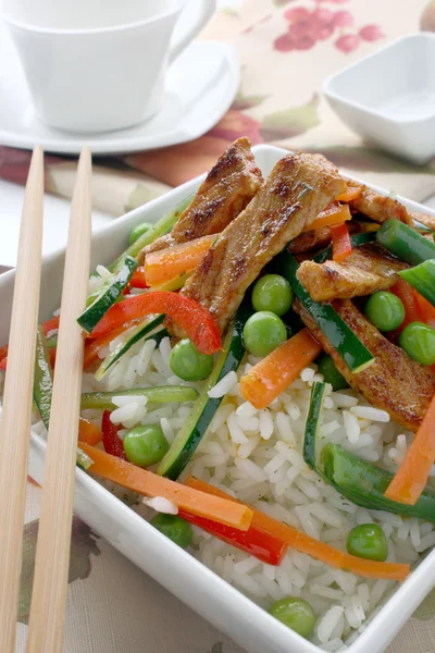 Ris med fläskkött och grönsaker — Stockfoto