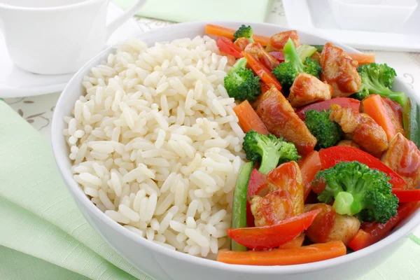 Ryż z kurczakiem i warzywami — Zdjęcie stockowe