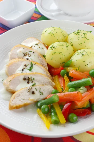 Hühnerbrust mit Gemüse — Stockfoto