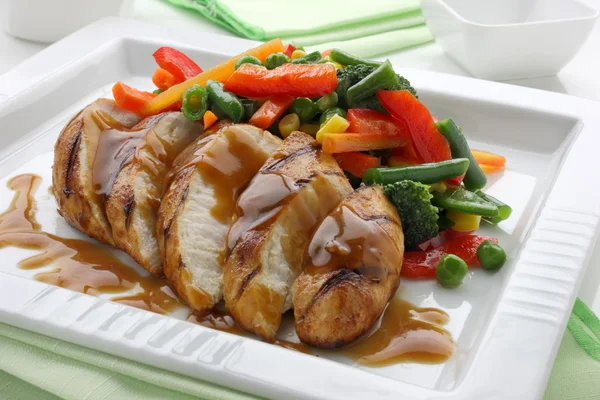 Kycklingfilé med grönsaker — Stockfoto