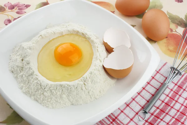Yumurta ve un — Stok fotoğraf