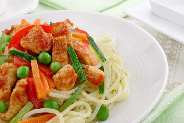 Pasta with chicken and vegetables — Stock Photo, Image
