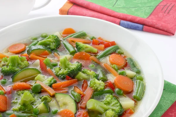 Диетический суп из свежих овощей — стоковое фото