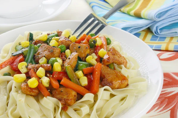 Těstoviny s kuřetem a zeleninou — Stock fotografie