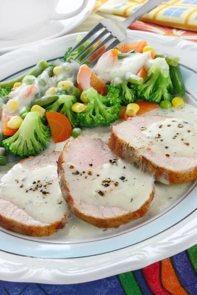 야채와 소오스 를 곁들인 돼지고기 고기 — 스톡 사진