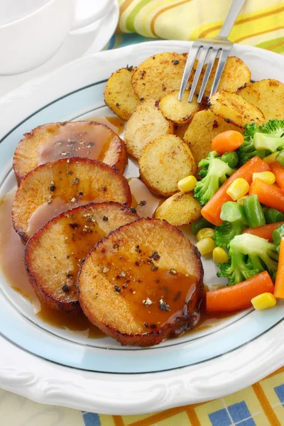 М'ясо свинини з овочами та соусом — стокове фото
