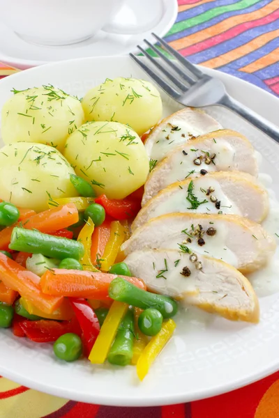Peito de frango com legumes e molho — Fotografia de Stock