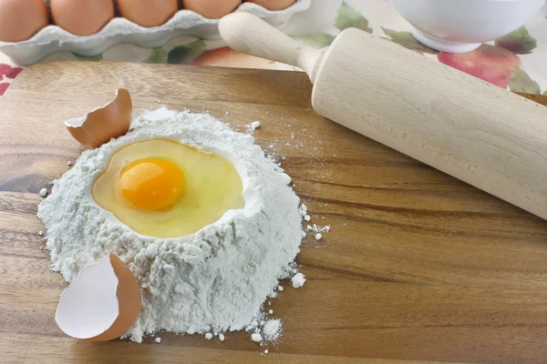 Яйцо и мука — стоковое фото